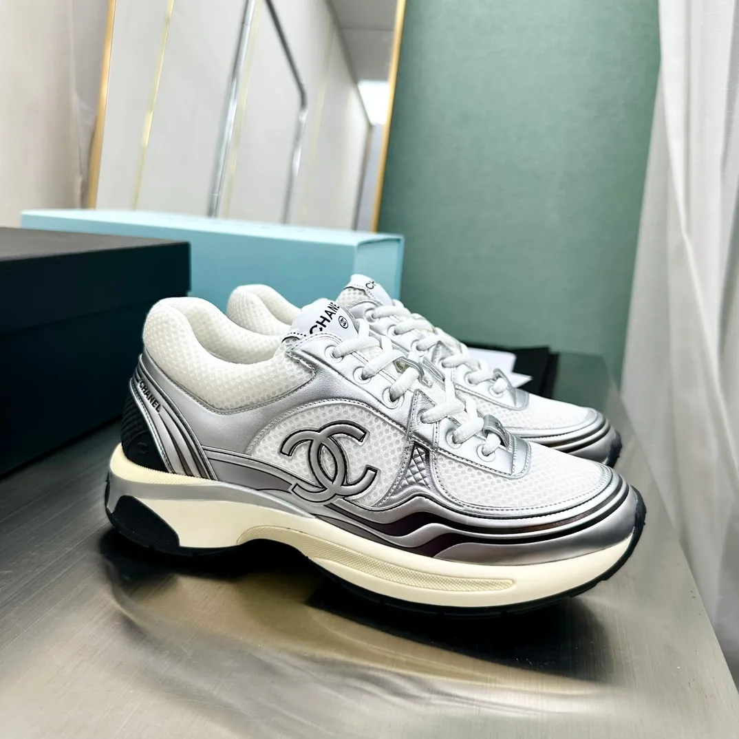 👟👟Ex-factory price 640 👟👟 Women's Shoes Women's Clothing Chanel Chanel 23C Early Spring Resort Series Xiaoxiang Metal Casual Sports Shoes Gold Silver Horn King The latest foreign catwalk series Chanel Chanel 2023 Early Spring Series is held in the second smallest country in the world. The series is inspired by Monaco's international seaside lifestyle, from the F1 racing track to beach swimming pools, from casinos to tennis courts, to create a diverse and unique new series of racing driver's helmets, jumpsuits and other elements that have been reinterpreted to be more fashionable. Exquisite packaging at the delivery counter 🛍📦 ▪️Fabric: Original imported metal cowhide + technical fabric ▪️Inner lining: Original custom-made breathable mesh ▪️Sole: Original molded ultra-light foam combination outsole ▪️Sole thickness: 3.5CM ▪️Size: Women’s 35-41